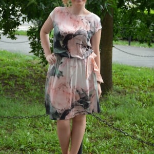 Rochie tinereasca cu imprimeu rafinat, model scurt cu croi lejer - Img 2