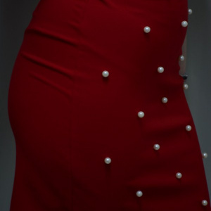 Rochie tinereasca, de culoare rosie, perle albe aplicate - Img 4