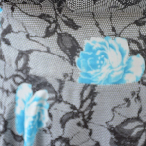 Rochie vaporoasa, cu imprimeu de flori albastre pe fond gri - Img 6