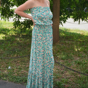 Rochie vaporoasa fara bretele, design de flori mici pe fond turcoaz - Img 5
