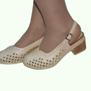 Sanda casual de nuanta bej, design cu perforatii bine definite - Img 3