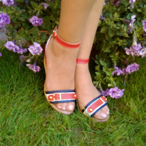 Sanda chic, cu design de curea in nuante alb-bleumarin-rosu - Img 3