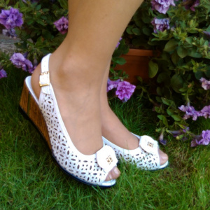 Sanda din piele, de culoare alba, cu model de perforatii definite - Img 2