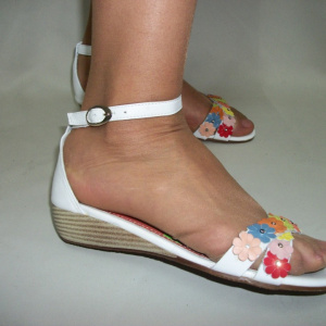 Sanda tinereasca cu talpa joasa, design de floricele multicolore - Img 5