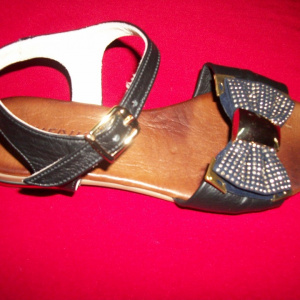 Sandale fara toc, din piele accesorizate cu o fundia cu strasuri auri - Img 2