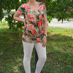 Tricou cu model de trandafiri rosii pe fond maro cu negru - Img 4
