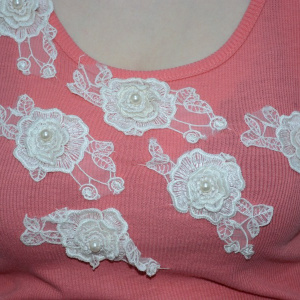 Tricou rafinat fara maneca si bretele late, corai cu broderie alba - Img 4