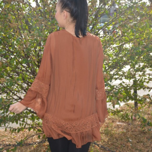 Bluza Amalia cu insertii de broderie si decolteu in V ,nuanta de maro - Img 5