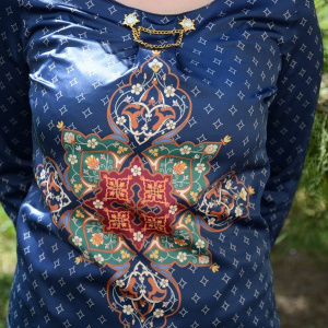 Bluza de culoare bleumarin din material cu model si aspect satinat - Img 5