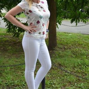 Bluza de vara cu design original, fond alb imprimeu multicolor - Img 3