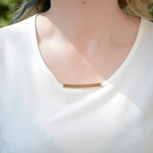 Bluza fara maneca, de culoare alba cu insertie metalica in fata - Img 4