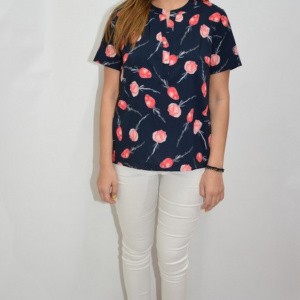 Bluza Gabriela, cu design de flori roz, pe fundal bleumarin - Img 3