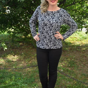 Bluza rafinata cu model floral negru pe fond alb, cu maneci lungi - Img 3
