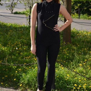 Bluza trendy cu volan in fata, model casual in nuanta de negru - Img 2