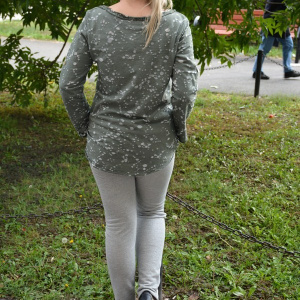 Bluza verde cu imprimeu de buline si scris argintiu aplicat in fata - Img 4