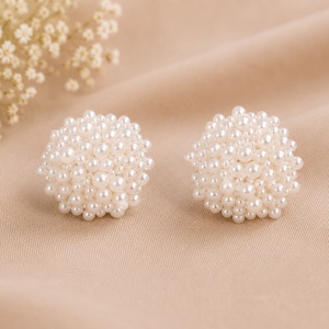 Cercei Statement cu Perle Albe – Model Sferic