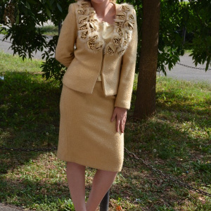 Costum elegant, bej cu insertii de blanita si flori - Img 4