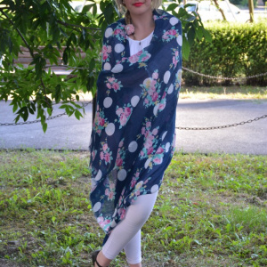 Esarfa fashion cu imprimeu pe fond bleumarin, material subtire - Img 3
