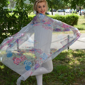 Esarfa fina matase-vascoza, nuanta gri, design cu flori colorate - Img 3