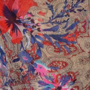 Esarfa rosie cu imprimeu de flori multicolore, material matasos - Img 5