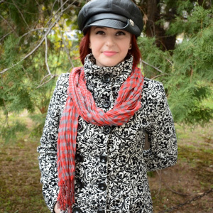 Esarfa tinereasca, de culoare rosie, cu design de carouri mici - Img 4