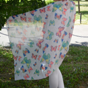 Esarfa trendy din material fin cu design deosebit pe fond alb - Img 2