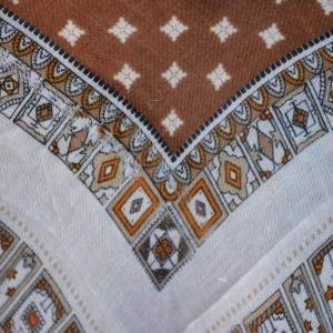 Esarfa vintage cu design clasic pe fond maro cu bordura lata - Img 4