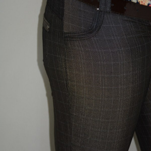Pantalon elegant, nuanta de maro, design geometric, fermoar - Img 2