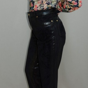 Pantalon in nuanta de negru, material usor lucios, buzunare - Img 3
