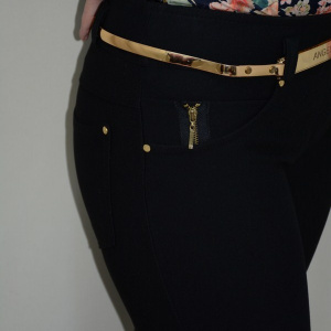 Pantalon usor elastic, nuanta de negru, curelusa aurie - Img 7