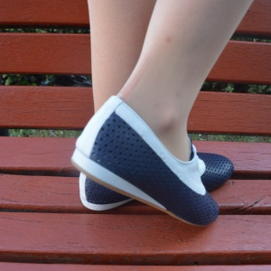 Pantof din piele naturala, cu perforatii, de culoare bleumarin-alb - Img 4