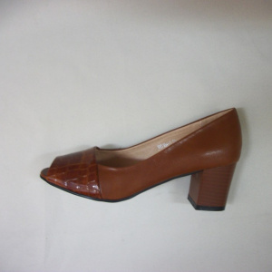 Pantofi cu toc mediu-jos, eleganti, pe culoare maro cu decupaj in fata - Img 5