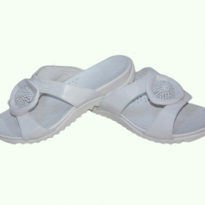 Papuc alb, tineresc, cu floare aplicata pe mijloc, talpa comoda