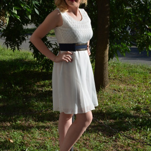 Rochie casual, de culoare alba cu o curea in contrast - Img 4