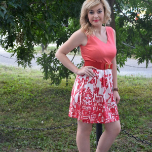 Rochie casual, fara maneci, cu centura in talie, de nuante alb-corai - Img 3