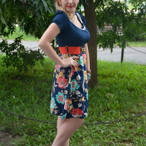 Rochie casual, pe bleumarin, cu pliuri in partea inferioara si imprimeu floral - Img 3
