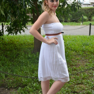 Rochie cu bretele in culorile alb si corai cu insertie de elastic - Img 3