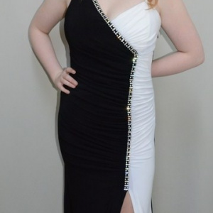 Rochie de gala crapata adanc pe picior, negru-alb, cu strasuri - Img 5