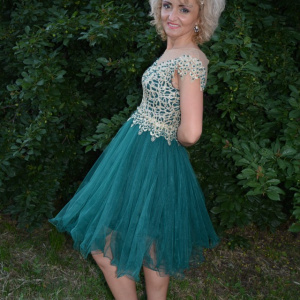Rochie de gala din tul verde si dantela aurie cu perle aplicate - Img 3