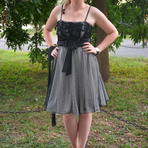 Rochie de gala scurta, deosebita, in nuanta alba cu tul negru - Img 2