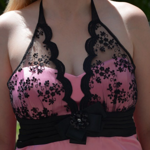 Rochie de gala scurta, un roz placut cu insertii din dantela ca design - Img 5
