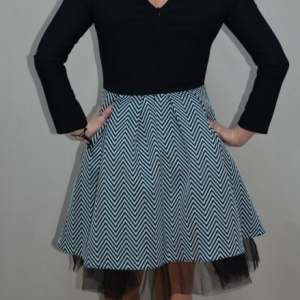 Rochie de ocazie cu croi evazat cu insertie de tul, negru-argintiu - Img 5