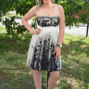 Rochie de seara scurta, alba, cu design deosebit de broderie neagra - Img 3