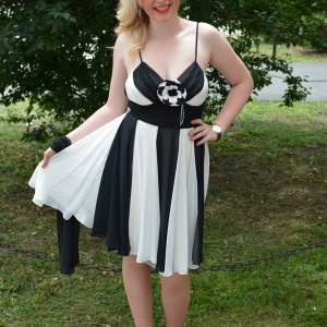 Rochie de seara scurta, cu design in dungi verticale negre si albe - Img 4