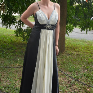 Rochie de seara spectaculoasa, lunga, din satin, cu aplicatii albe - Img 3
