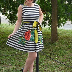 Rochie de zi, model aparte, cu dungi alb negre si flori colorate - Img 3