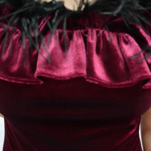 Rochie deosebita din catifea visinie cu insertii de pene negre - Img 8
