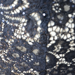 Rochie din dantela neagra pe fond crem, model tip sirena - Img 7