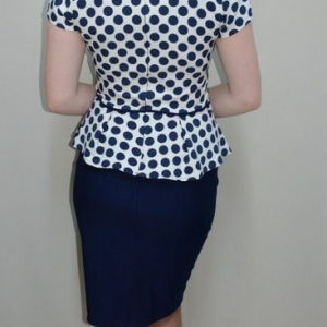 Rochie eleganta bleumarin-alb, tip costum, cu peplum in talie - Img 5