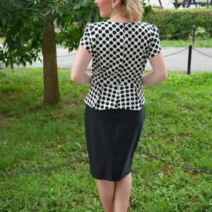 Rochie eleganta tip costum, de culoare negru-alb, cu buline mari - Img 4